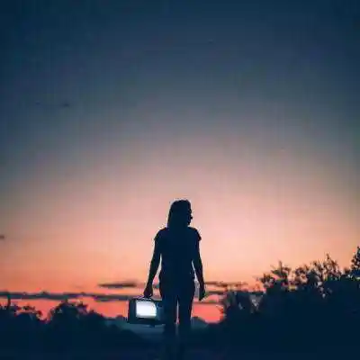 孤单伤感背影女生头像