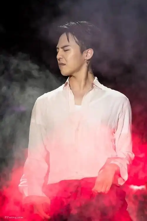 权志龙超话分享一组照片权志龙侧脸照片合集#权志龙#权志龙侧颜绝了!