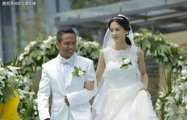 宋小宝离婚娶漂亮女粉丝!妻子身材高挑,长相靓丽!为他生下一对龙凤胎!