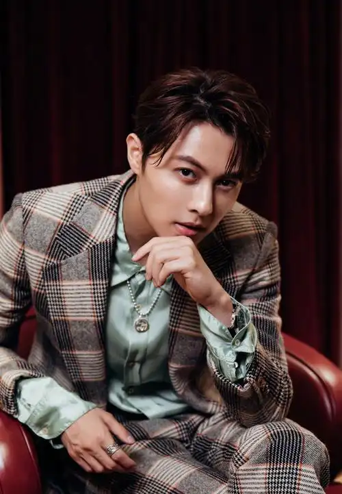邱胜翊格子西服帅气写真图片