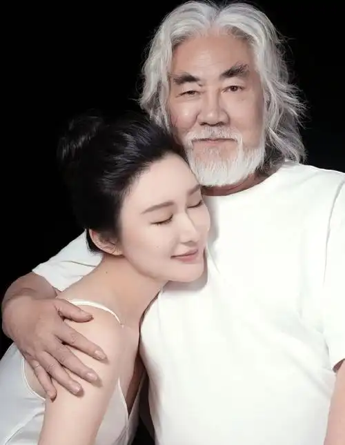 张纪中和小31岁妻子拍恩爱写真抱一起舍不得分开