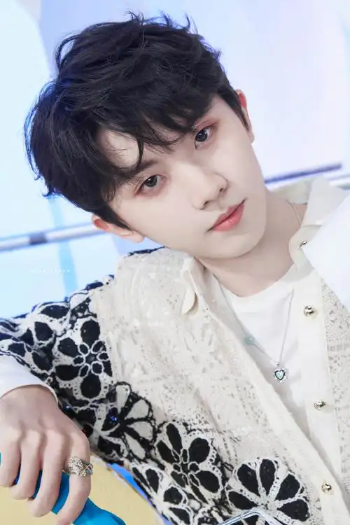 马嘉祺镂空花朵刺绣衬衫##马嘉祺镂空刺绣外套