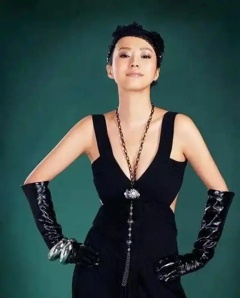 胖身材更性感!44岁郝蕾,端庄优雅不老气!