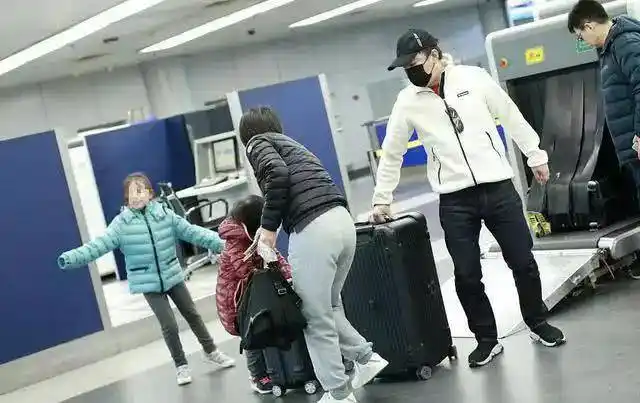 黄渤携全家为女儿庆生,46岁妻子臃肿显老态,两女儿五官酷似黄渤_网友