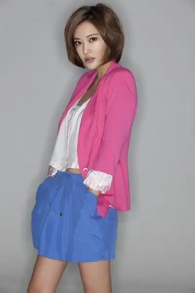 应采儿短发ol造型显靓丽