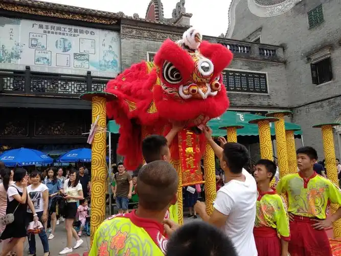 佛山黄飞鸿纪念馆舞狮表演日入近万游客为讨彩头争相撒钱