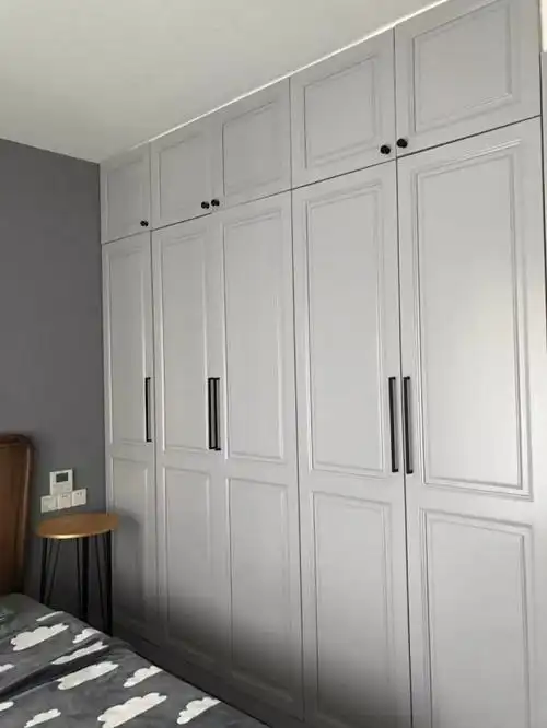 小户型卧室衣柜不能太单调做点简单的造型就好