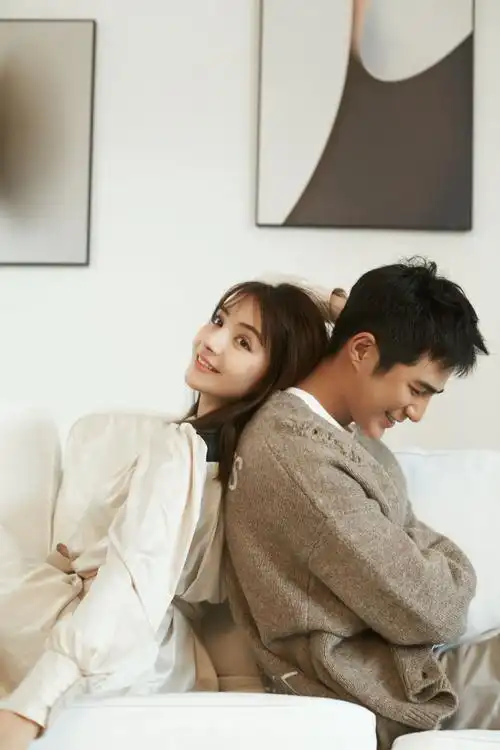 姜潮麦迪娜情侣写真再撒狗粮 寒意来袭甜度不减