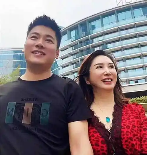 50岁富婆爱上小鲜肉,不在乎他小16岁,坦言他身体结实爱吃醋_李先生