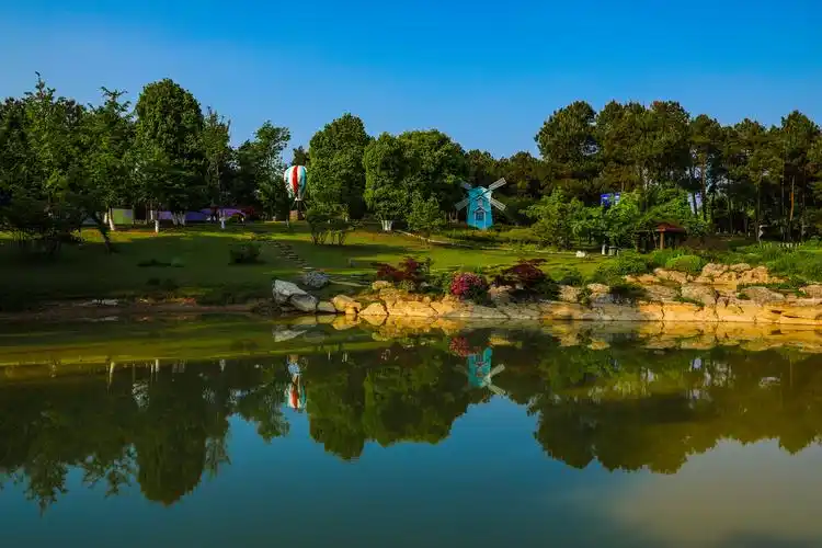 《公园春色》 摄于重庆市铁山坪森林公园觅香湖