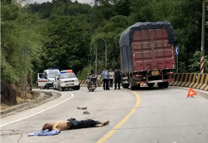 血腥慎入!梅州这路段发生惨烈车祸,一男子人手分离,血流了一地.