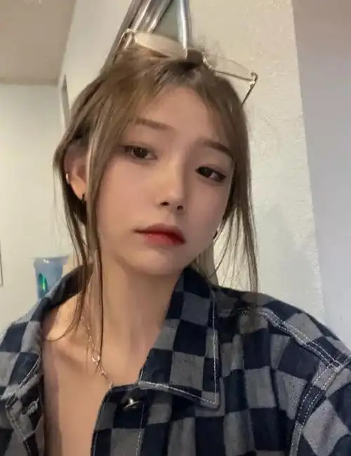 这是我的曹芬,"精神小妹"曹芬出圈儿,满脸面无表情为啥能火