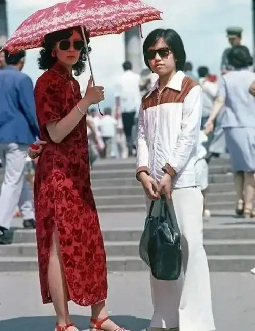 太意外!八九十年代的"旧衣服"现在超时髦,揭秘港风复古潮