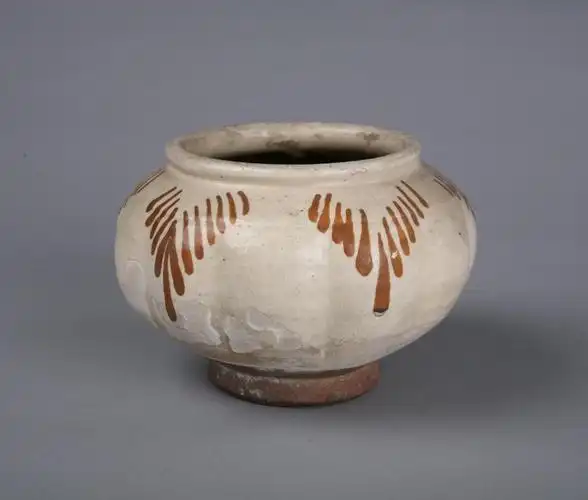 宋磁州窑白釉褐彩瓷罐