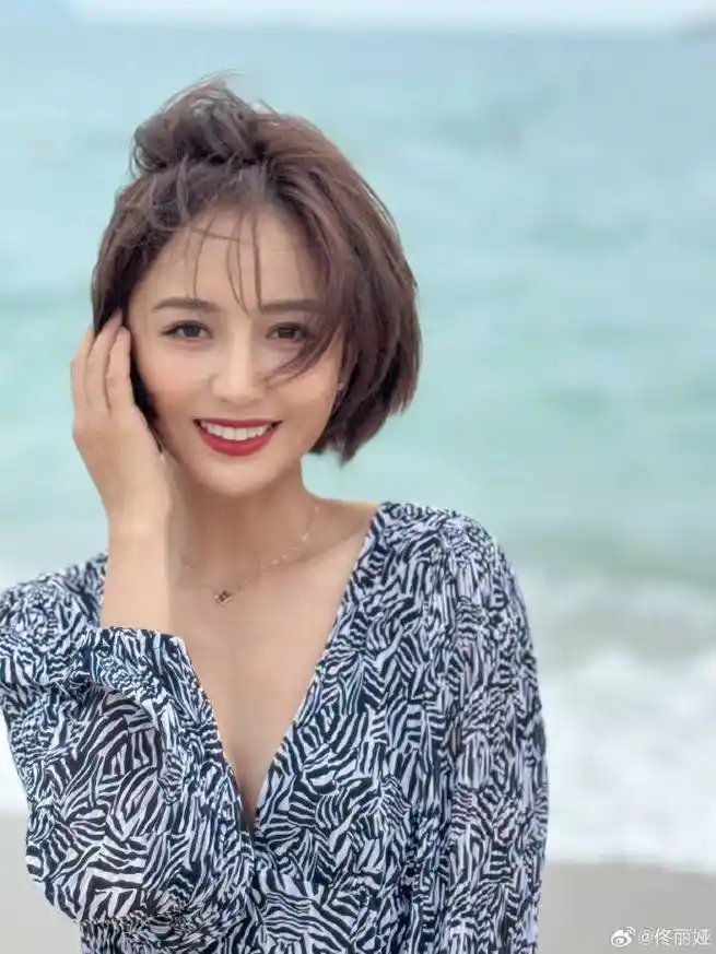 佟丽娅妇女节晒甜美照,笑容似初恋,配文深意引发猜疑_魅力_照片