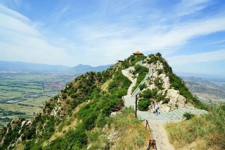 塞外小泰山一一鸡鸣山