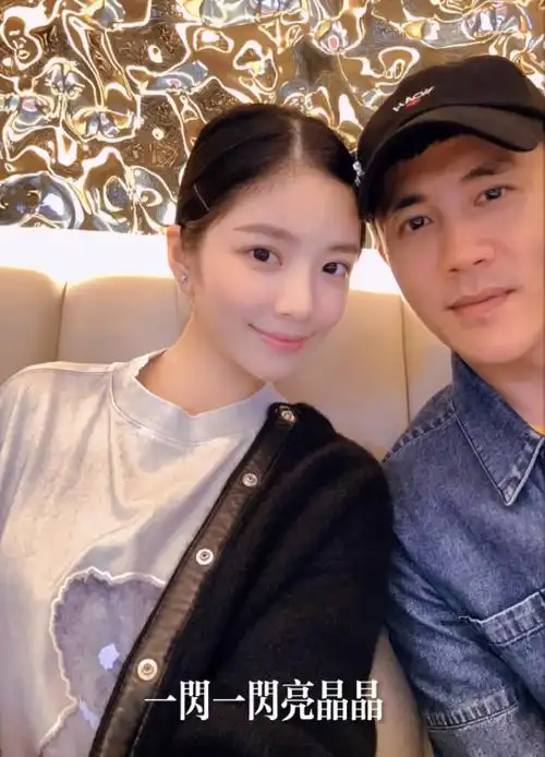 王灿与老公贴头合照,结婚两年的两个人越来越有夫妻相了.