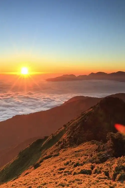 高海拔的山峰,日出美景,飘浮的云,太阳