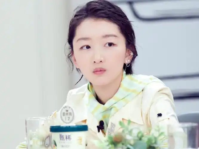 周冬雨:靠张艺谋入北影,是继父的孝女,70度酒每天喝2两