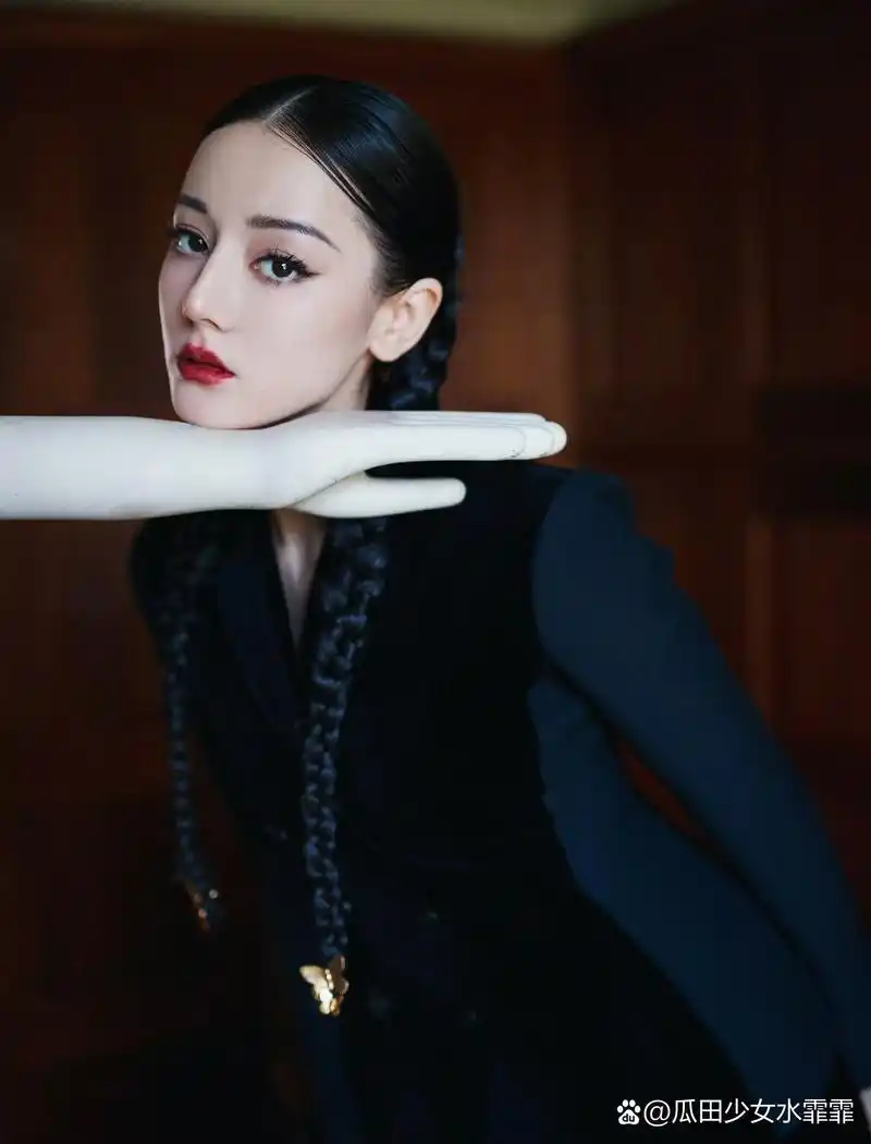 【迪丽热巴elle造型致敬星期三】哥特冷酷风 断手真的氛围感拉满