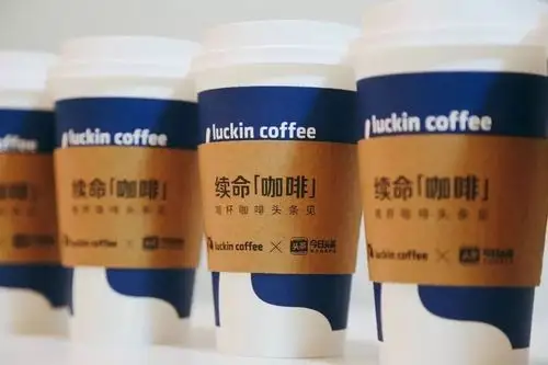 手捧小蓝杯说说luckincoffee杯套的那些事儿