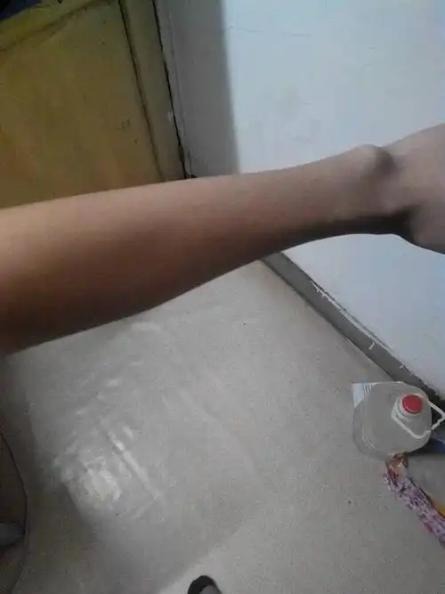 从小除了体育课和走路就没锻炼过,所以现在很瘦,骨头特别细,手臂又细