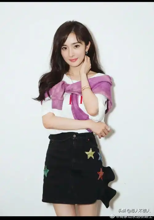 杨幂参加某综艺活动这样的穿搭像学生的风格活泼开朗的性格