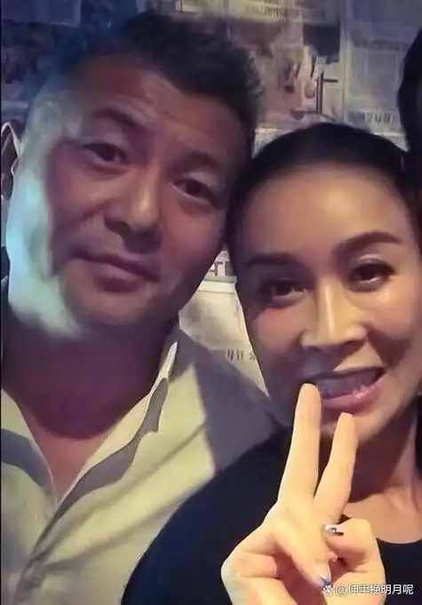 与高峰同居10年,还为他生儿子的那英,为何转身嫁给了孟桐?