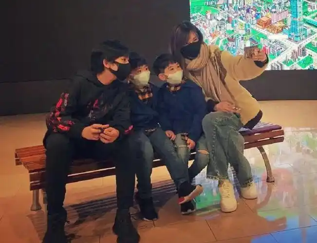 林志颖老婆带仨娃玩!穿牛仔裤配开衫秀长腿,kimi身高快超妈妈