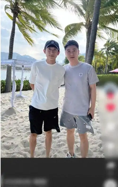 2月17日,有网友在三亚晒出了一组与张一山的合影.