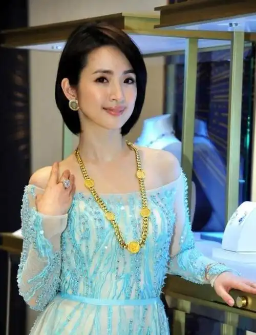 37岁林依晨也是够了,剪蘑菇头穿绑带裙,造型意外翻车有些尴尬