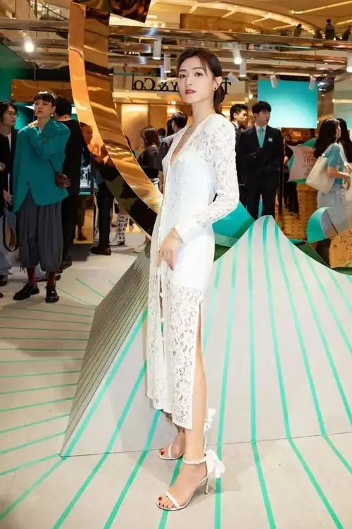 41岁万茜真有韵味穿深v镂空裙优雅性感看起来高级感十足