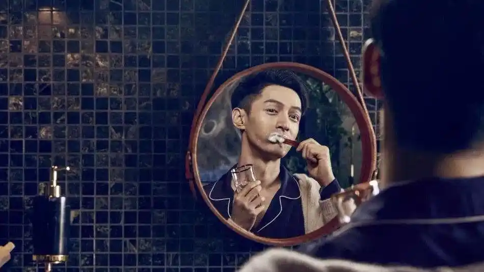 胡歌《照镜子》