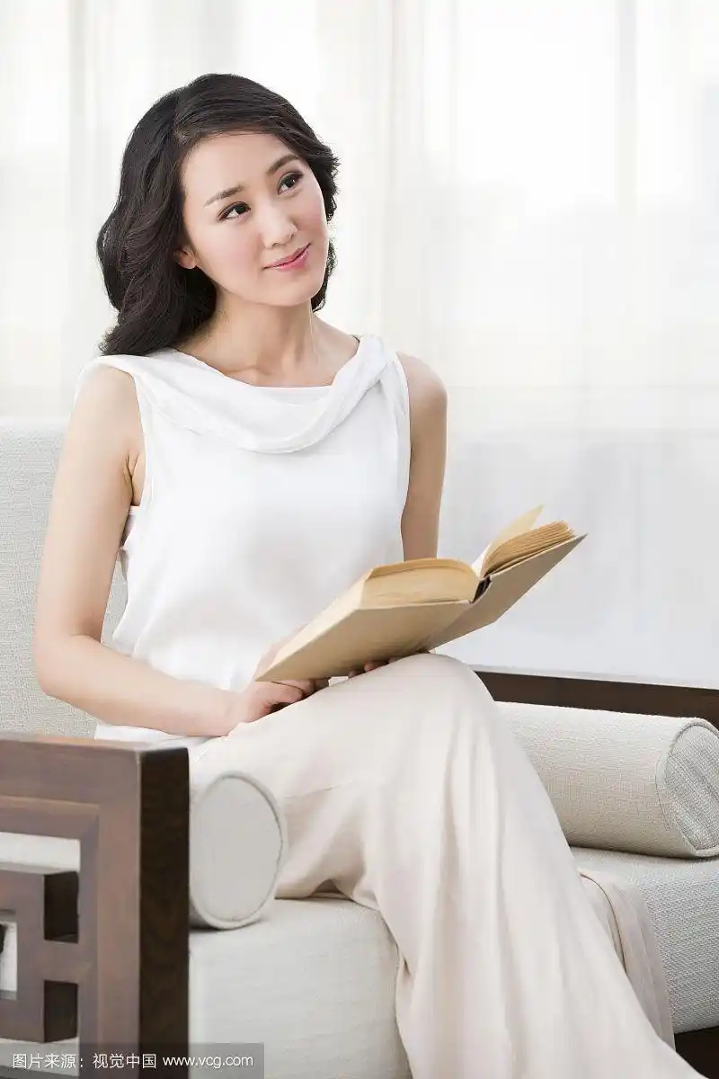 优雅的年轻女子看书