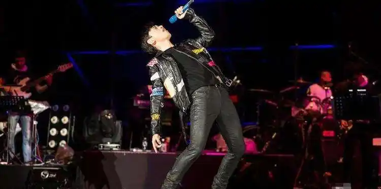 男星下腰,原以为张杰够厉害了,看到杨洋心服口服|张杰|杨洋|男明星