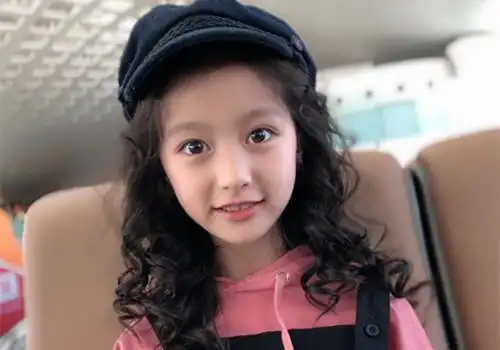 空间图片 可爱图片 > 正文  本文 漂亮网红裴佳欣