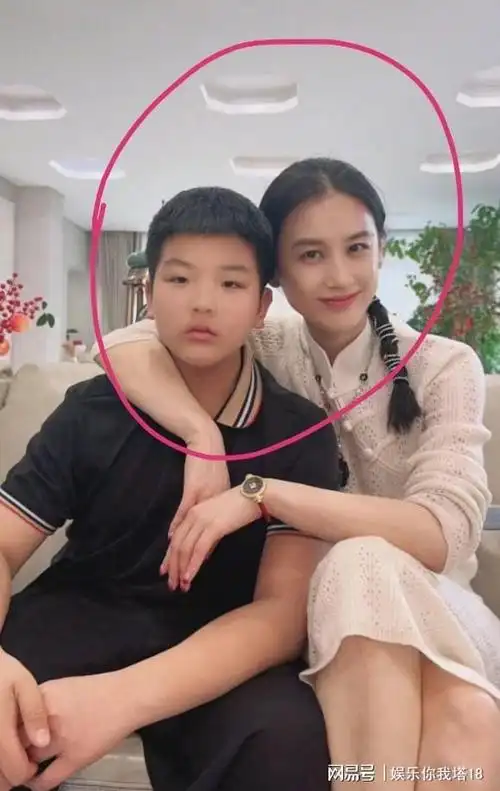 黄圣依晒两个儿子近照没有继承到妈妈的高颜值