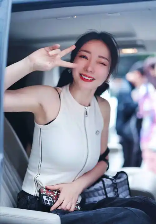 43岁柳岩近照曝光,单穿紧身马甲曲线下垂,脸部变化明显颜值下滑