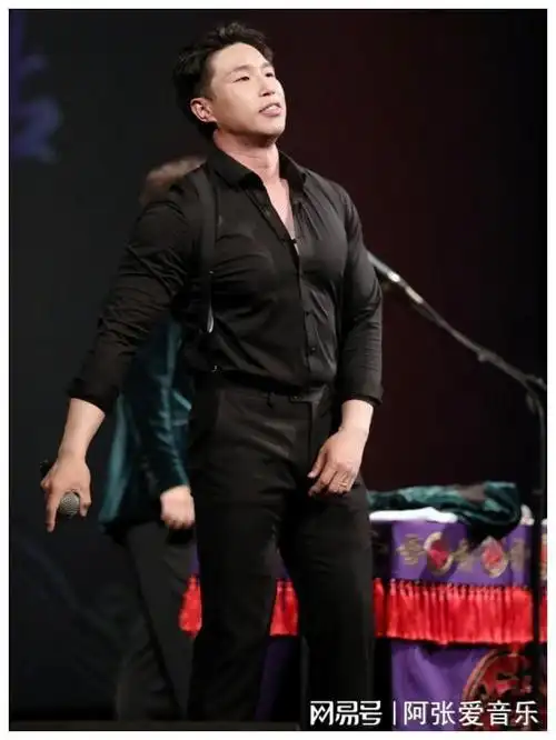 德云社烧饼北京演出,返场给师父跳舞,引网友热议,画面不忍直视