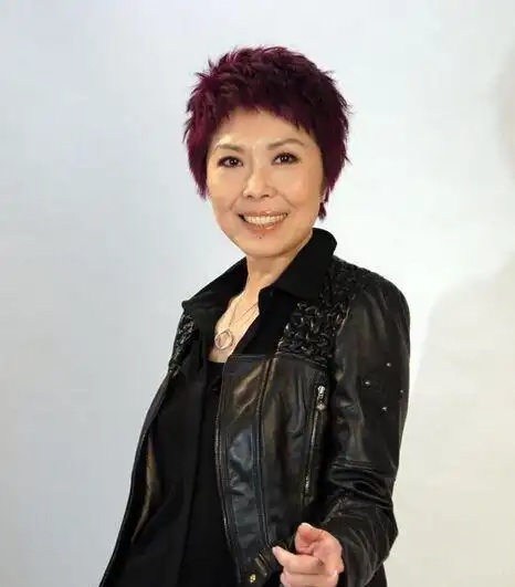 原创红极一时的老戏骨关菊英离婚后恋上同性富婆62岁依然未婚