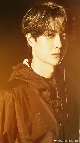 左手边大部分都是肌肉猛男,艺伎手上半遮面的骨扇,女教师冷漠