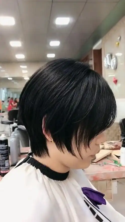 黑色很显人温柔,这样一款短发裁剪也很好看