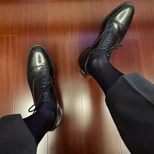 穿皮鞋穿什么袜子正装皮鞋搭配什么袜子