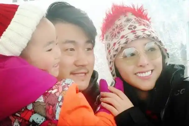 回顾"傻姑"黄小蕾:5岁单亲18岁入北影,和老公相识38天定终身