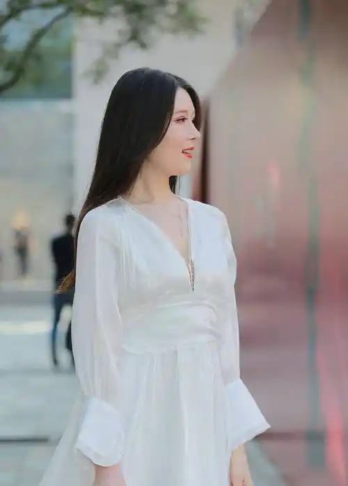 女生穿白色服饰不仅显年轻,还能凸显清新唯美又优雅的迷人气质_感觉_