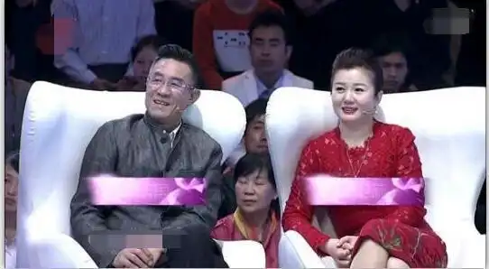 郑卫莉和老公杜志国素颜照曝光她发福但气质依旧称愧对亲儿子