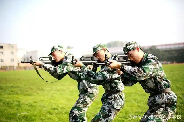 让同学们了解和掌握持枪,卧倒,匍匐前进的基本步骤以及瞄准等动作要领