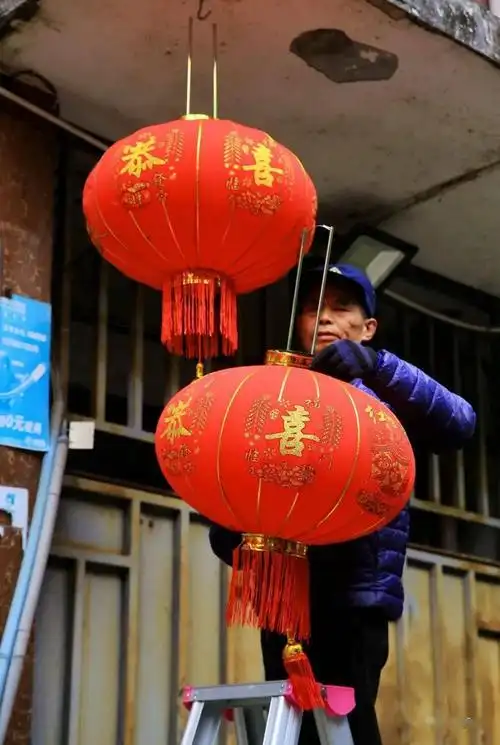 聚焦贵州榕江三水榕城高挂灯笼迎新年