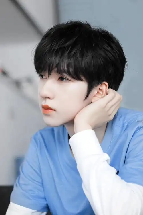 穿上校服定格青春~#贺峻霖 十八长翎破青空#@时代少年团-贺峻霖