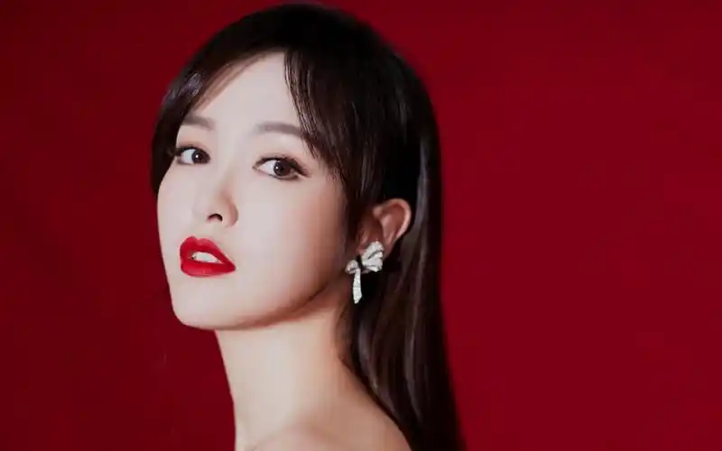 明星唐嫣灰色纯色背景高贵红色深v百褶裙写真桌面壁纸-美女壁纸